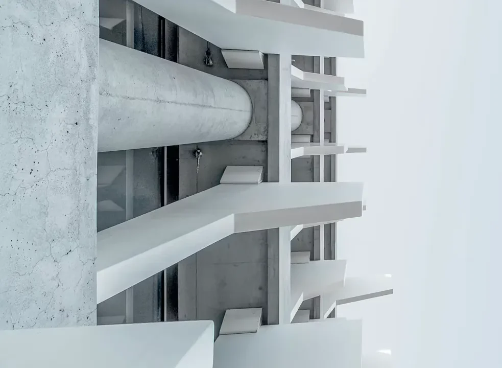 Detalle de fachada blanca con balcones y líneas geométricas